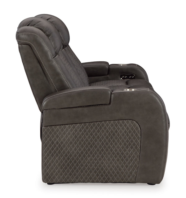Butaca reclinable gris con estampado acolchado sobre fondo blanco.
