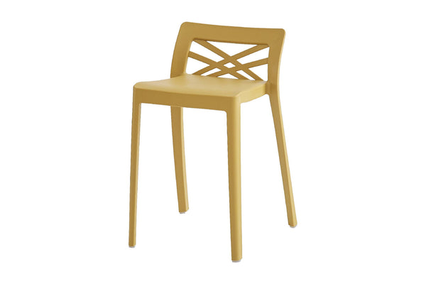 Silla amarilla de diseño moderno sobre fondo blanco.