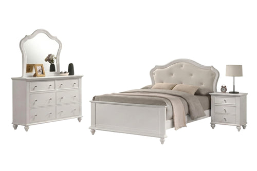 Juego de muebles de habitación con cama blanca de cabecera acolchada, peinadora blanca a juego con espejo arqueado y mesa de noche con lámpara sobre un fondo blanco