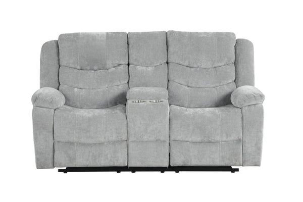 Conjunto de loveseat con consola reclinable gris sobre fondo blanco.