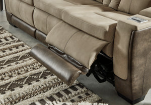 Sofá reclinable beige sobre una alfombra estampada.