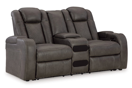 Loveseat reclinable eléctrico de negro con consola sobre un fondo blanco. 