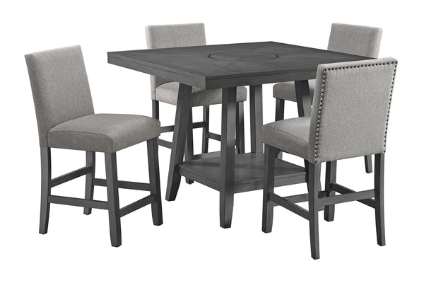 Mesa cuadrada de color gris oscuro con cuatro taburetes con acolchado gris claro y con reposapiés y respaldar en un fondo blanco. 