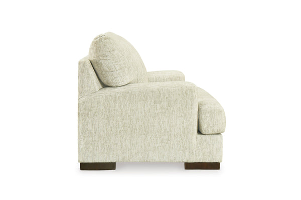 Vista lateral de silla con brazos crema sobre un fondo blanco. 