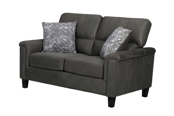 Un loveseat de color gris oscuro con dos cojines decorativos estampados en gris y blanco, sobre un fondo blanco liso.