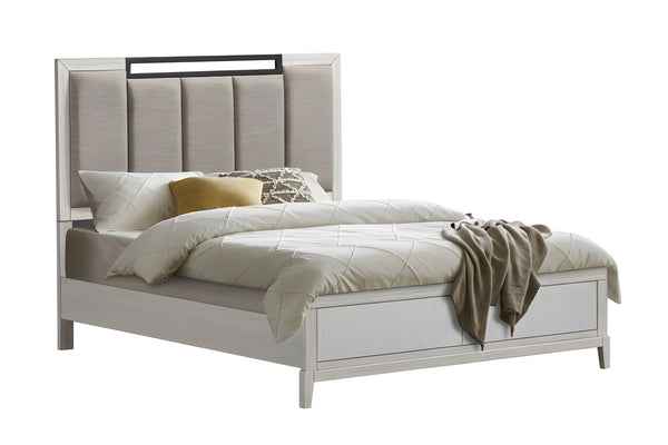 Cama blanca con acolchado crema sobre un fondo blanco. 