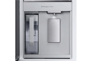 Nevera de acero inoxidable con máquina de hielo sobre fondo blanco.