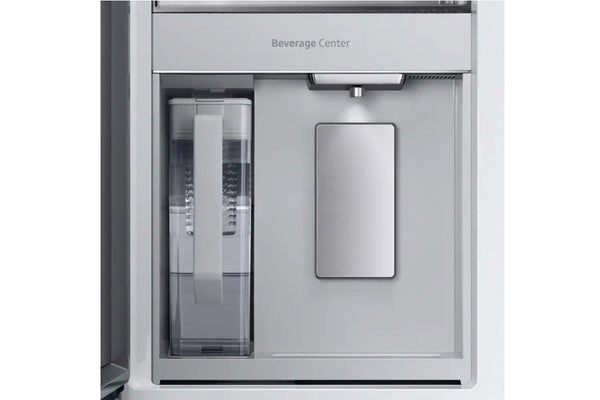 Nevera de acero inoxidable con máquina de hielo sobre fondo blanco.