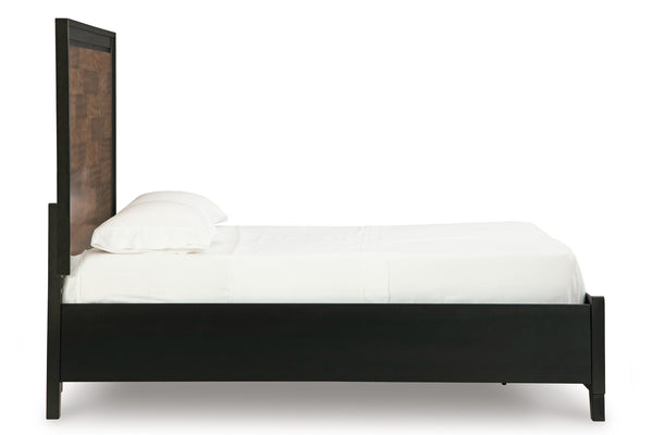 Estructura de cama de color negro con cabecero de madera sobre fondo blanco.