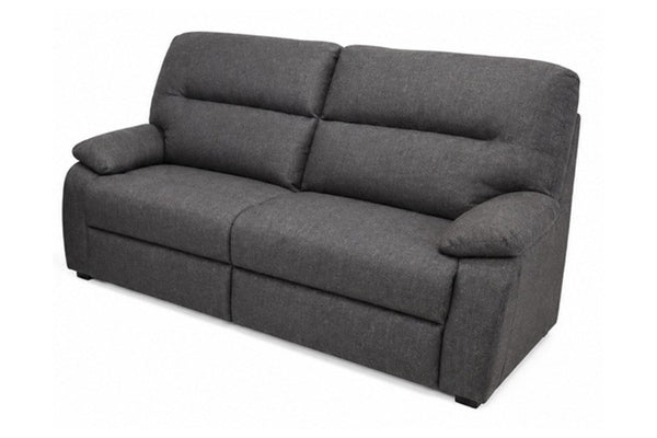 Sofá reclinable de dos plazas tapizado en gris oscuro, con cojines de respaldo segmentados y reposabrazos acolchados, mostrado sobre un fondo blanco. 