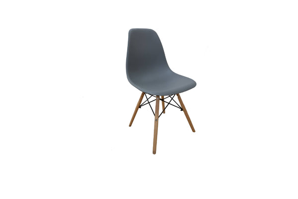 Silla gris claro con patas acabadas en madera marrón sobre un fondo blanco. 
