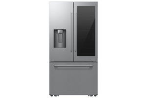 Nevera French Door de acero inoxidable con dos puertas superiores, congelador inferior tipo gaveta, dispensador externo de agua en la puerta izquierda y panel de vidrio oscuro integrado en la puerta derecha, sobre fondo blanco.