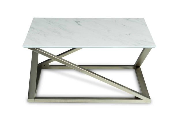 Mesa de centro con tope con patrón de mármol y base metálico sobre un fondo blanco. 