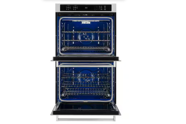 Horno doble empotrable KitchenAid con puertas abiertas, interior esmaltado en azul y múltiples parrillas ajustables. Diseño de doble cavidad para hornear y asar diferentes platos simultáneamente con mayor capacidad y versatilidad.