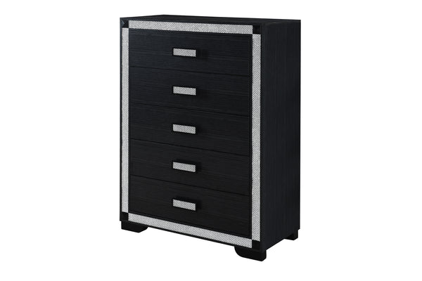 Chest de color negro de cinco gavetas con acentos brillantes y plateados en los bordes sobre un fondo blanco. 