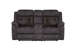 Un loveseat biplaza reclinable en tela gris carbón oscuro, con cojines de respaldo capitoné, reposabrazos acolchados y una consola central con portavasos, que se muestra sobre un fondo blanco liso.