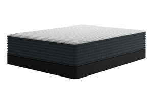 Un mattress de gran tamaño sobre una base oscura, mostrado desde una perspectiva de tres cuartos contra un fondo blanco liso.
