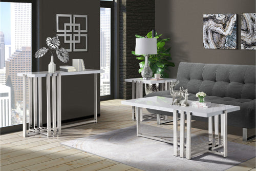 Mesas ocasionales con bases metálicas y con topes blancos en una sala con ventanas que muestran fondo de ciudad. 