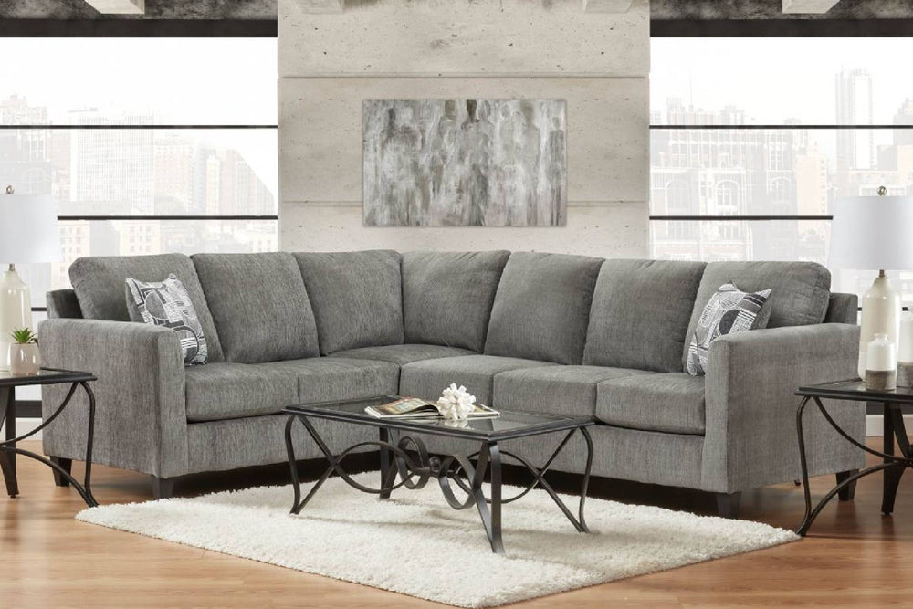 Seccional gris con cojines sobre fondo blanco.