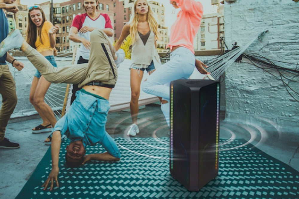 Bocina alta con iluminación RGB sobre fondo blanco. 