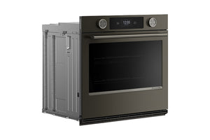 Horno empotrado con exterior gris carbón oscuro y puerta de cristal negro, mostrado desde un ángulo de tres cuartos sobre un fondo blanco liso.