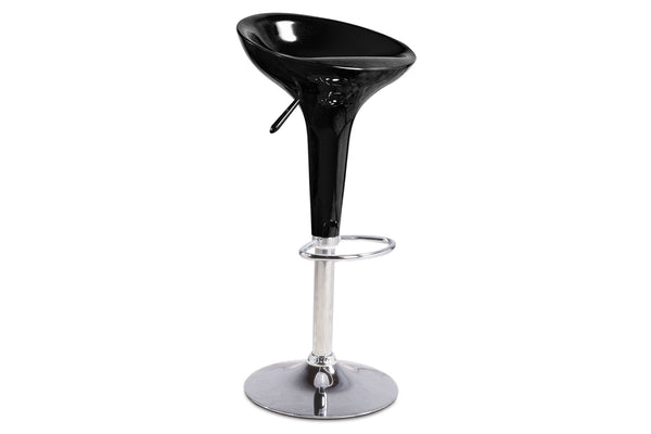 Taburete sin brazos con reposapiés, de color negro, y con base metálico ajustable en un fondo blanco. 
