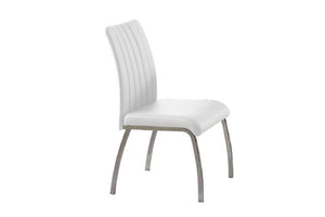 Silla de comedor moderna con asiento tapizado en blanco, espaldar con costuras verticales y patas metálicas plateadas curvas sobre fondo blanco.