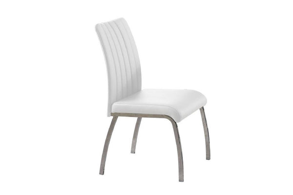 Silla de comedor moderna con asiento tapizado en blanco, espaldar con costuras verticales y patas metálicas plateadas curvas sobre fondo blanco.