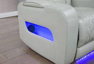 Vista cercana del lado del brazo del seccional reclinable con luces azules LED. 