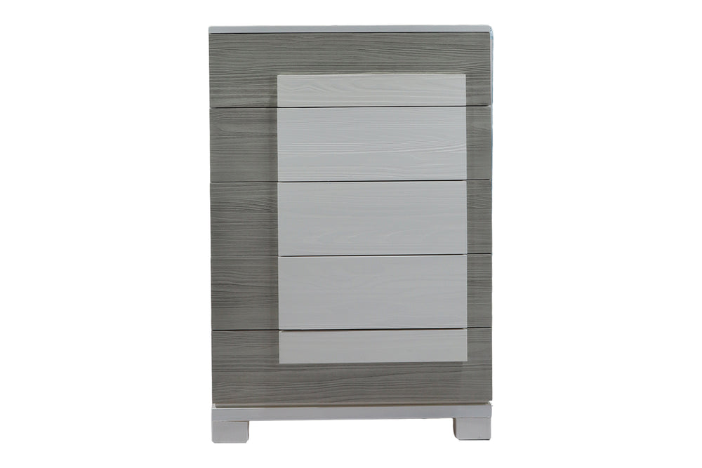 Chest de cinco gavetas de color gris sobre un fondo blanco. 