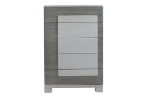 Chest de cinco gavetas de color gris sobre un fondo blanco. 