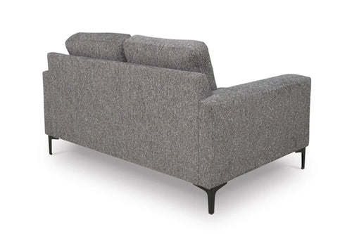 Vista posterior de loveseat de color gris con patas acabadas en negro sobre un fondo blanco. 