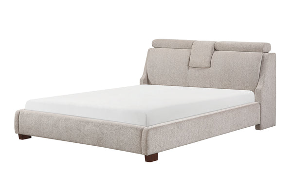 Cama tapizada en tela color beige con cabecera acolchada de diseño moderno y detalle central decorativo. Incluye estructura baja con patas de madera visibles y colchón de perfil bajo, ideal para dormitorios contemporáneos.