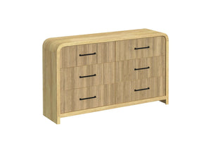 Gavetero moderno en madera clara con seis gavetas de frente acanalado y tiradores horizontales negros. Diseño con esquinas redondeadas y estructura elevada, presentado en ángulo sobre fondo blanco.