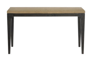 Vista frontal de mesa rectangular de consola con tope de madera marrón con base negra sobre un fondo blanco. 