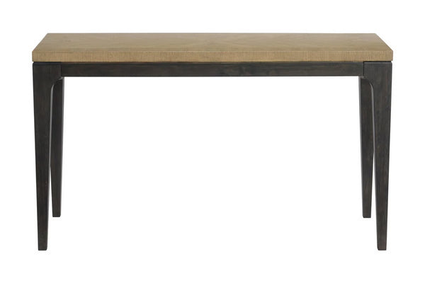 Vista frontal de mesa rectangular de consola con tope de madera marrón con base negra sobre un fondo blanco. 