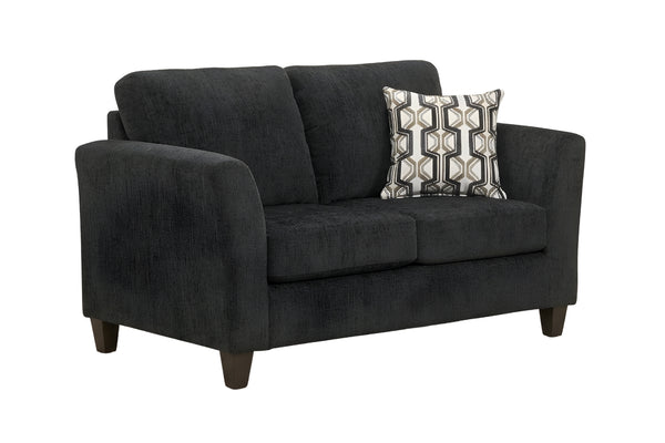 Loveseat contemporáneo de dos plazas en color negro con cojines acolchados, brazos rectos y patas de madera oscura. Incluye una almohada decorativa con patrón geométrico en tonos blanco, gris y negro sobre el asiento derecho.