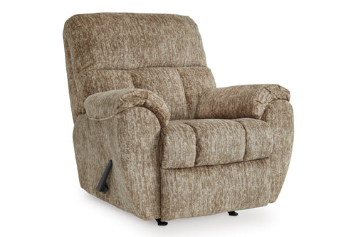 Butaca reclinable de color gris pardo con brazos y reposapiés ajustable en un fondo blanco. 
