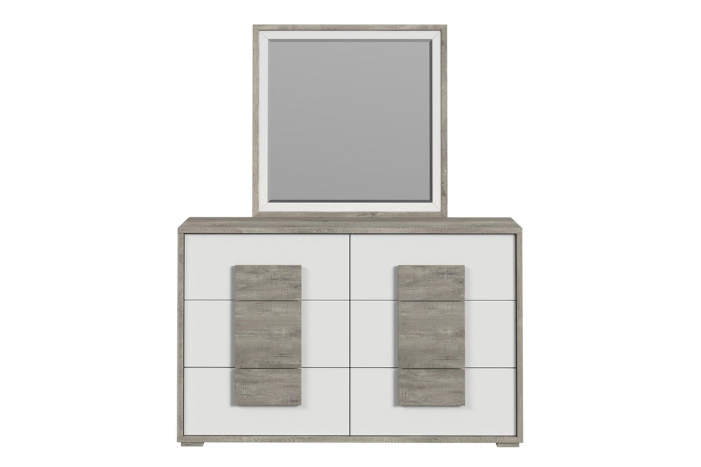 Gavetero con espejo blanco y gris claro con seis gavetas sobre un fondo blanco. 