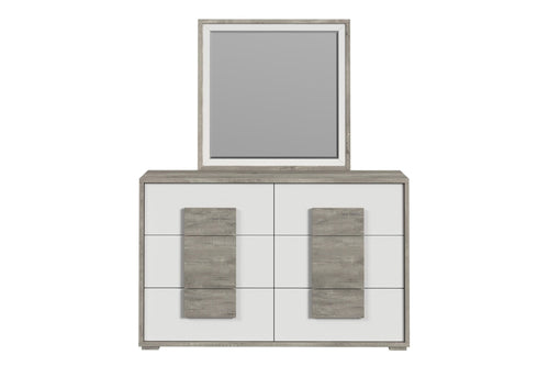 Gavetero con espejo blanco y gris claro con seis gavetas sobre un fondo blanco. 