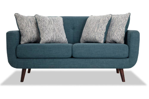 Loveseat azul con cojines estampados sobre fondo blanco