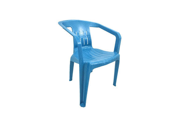 Silla de plástico azul sobre fondo blanco