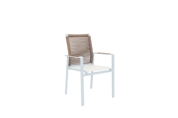 Silla con respaldo tejido y asiento blanco sobre fondo blanco.