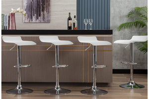 Cuatro taburetes blancos en un fondo de bar con elementos decorativos. 