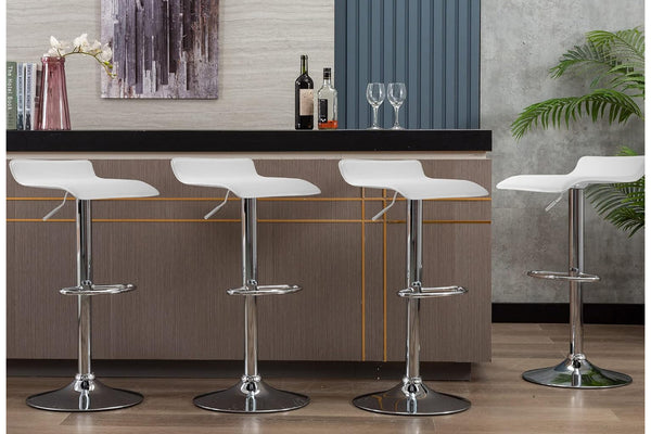 Cuatro taburetes blancos en un fondo de bar con elementos decorativos. 