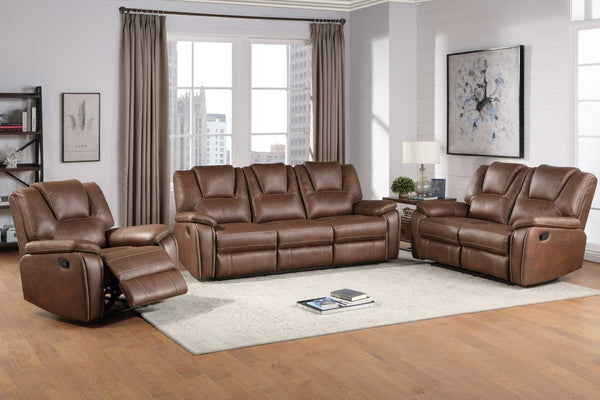 Conjunto de sofá y loveaseat reclinable de cuero marrón en una sala de estar con grandes ventanales.