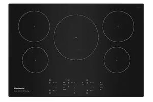 Un tope eléctrico empotrable de vitrocerámica negra con cinco zonas de calentamiento circulares y un panel de control táctil en la parte inferior, mostrada sobre un fondo blanco liso.