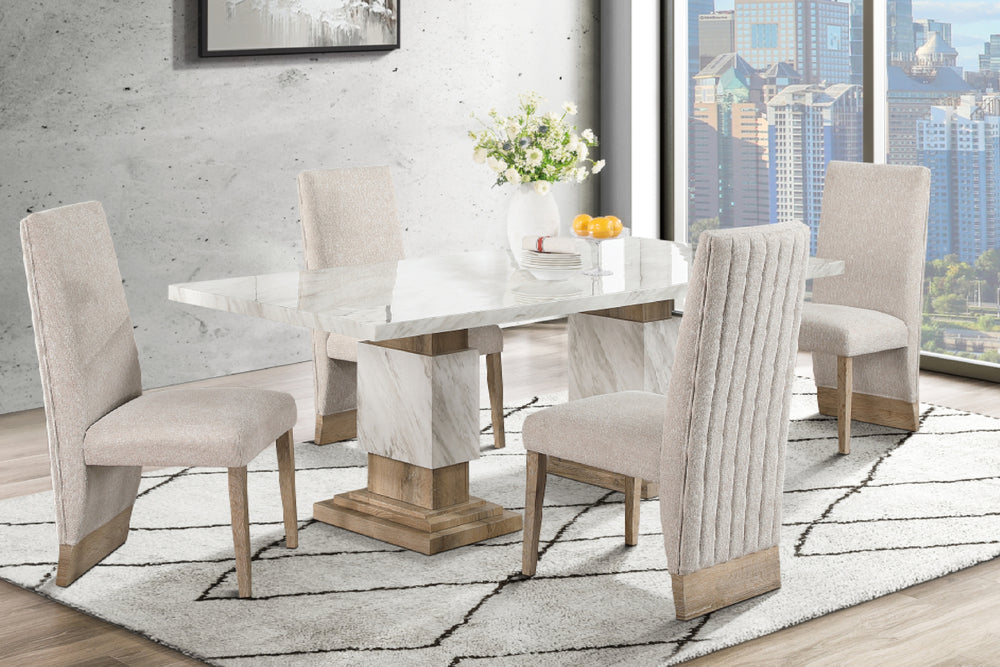 Conjunto de mesa de comedor con tope de mármol y patas de madera, rodeado de cuatro sillas sobre fondo blanco.