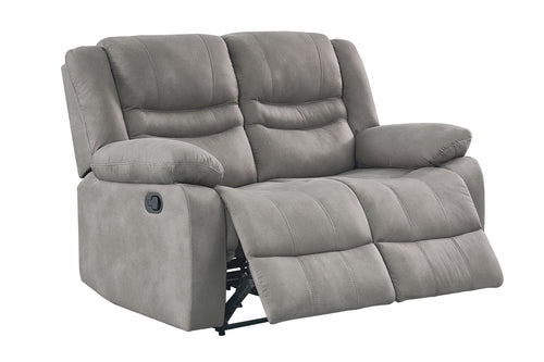 Loveseat reclinable manual de color gris claro sobre un fondo blanco. 
