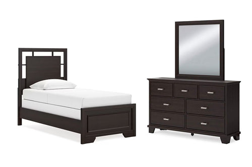 Conjunto de dormitorio de madera oscura con cama y gavetero con espejo sobre fondo blanco.